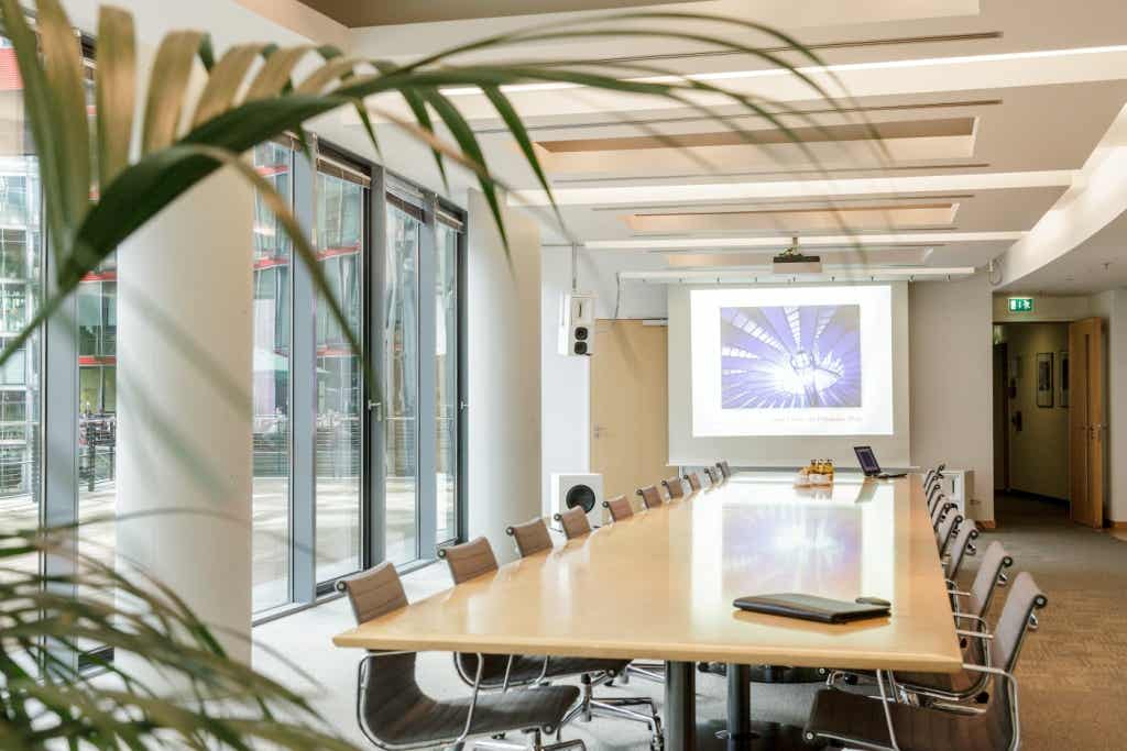 Konferenzraum mit Blick ins Sony Center am Potsdamer Platz