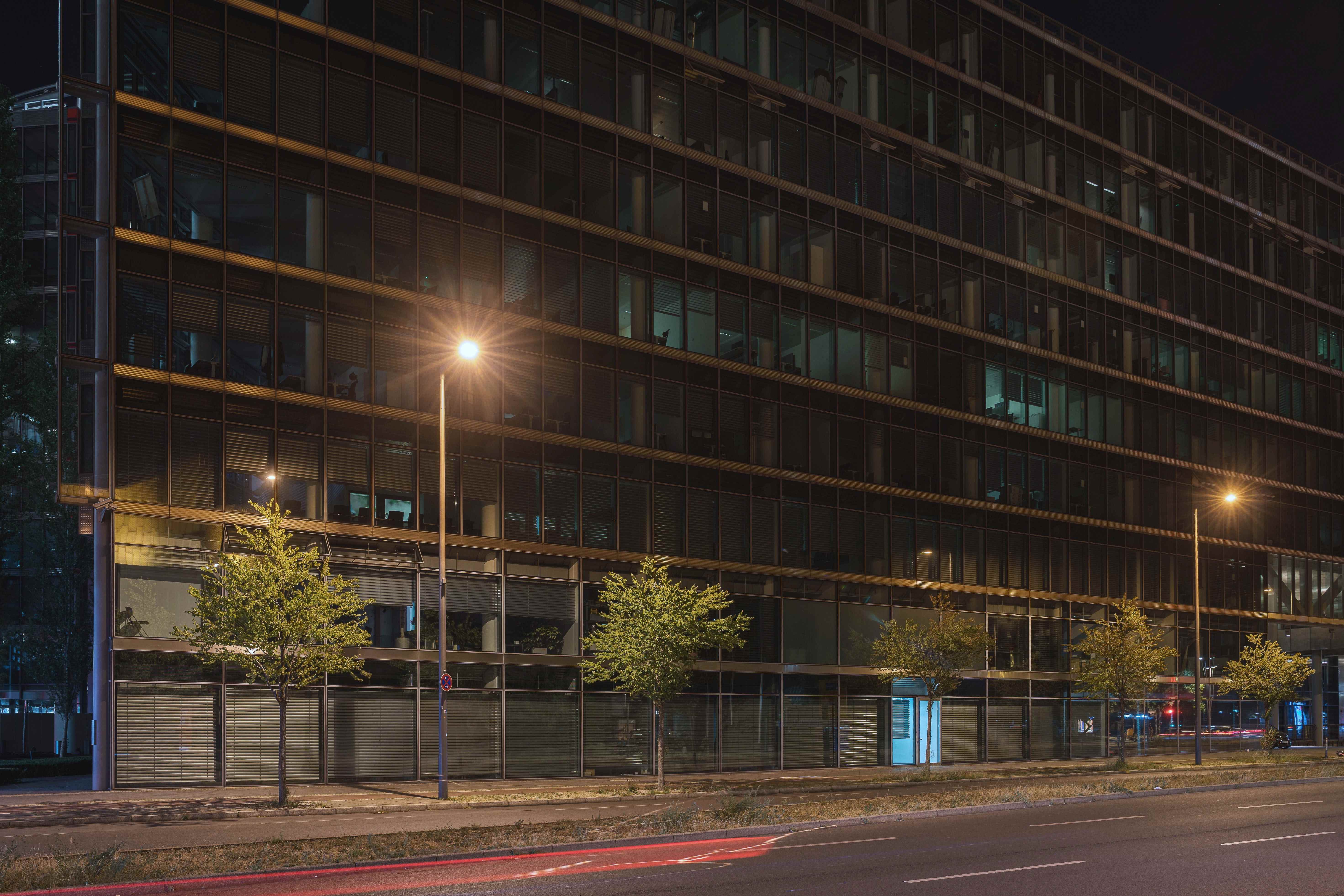 Sony Center Gebäudefassaden bei Nacht 